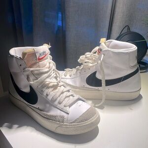 - Used shoes, unisex, women’s size 7 shoe